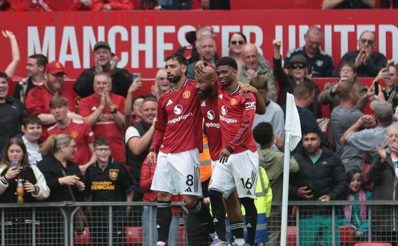 战平伯恩茅斯后曼联球员离场时,球迷报以热烈掌声 战平伯恩茅斯后曼联球员离场时,球迷报以热烈掌声